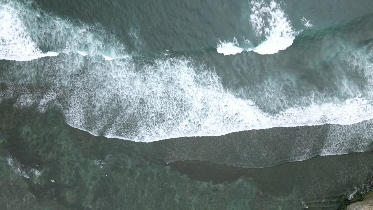 drone vuela sobre las olas del mar en la playa