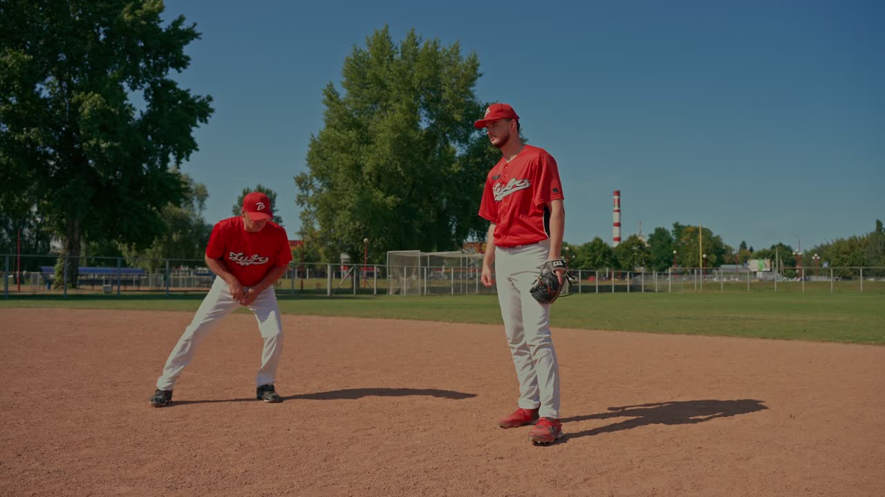 Giocatori di baseball che si allenano sul campo