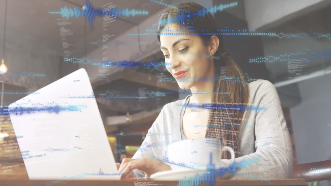 animación de procesamiento de datos contra una mujer biracial usando una computadora portátil en un café.