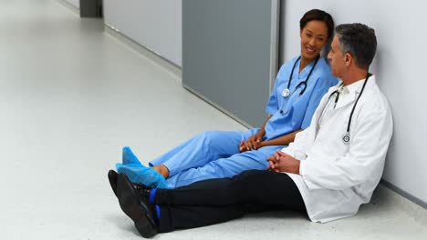 Doctors-interacting-with-each-other-in-corridor