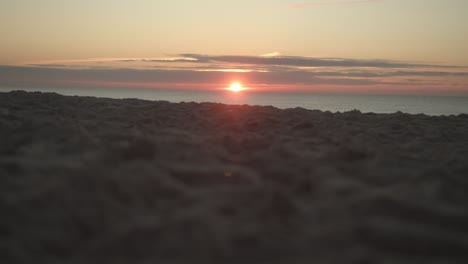 Puesta-De-Sol-De-La-Isla-Sylt-Con-La-Playa-De-Arena-En-Primer-Plano