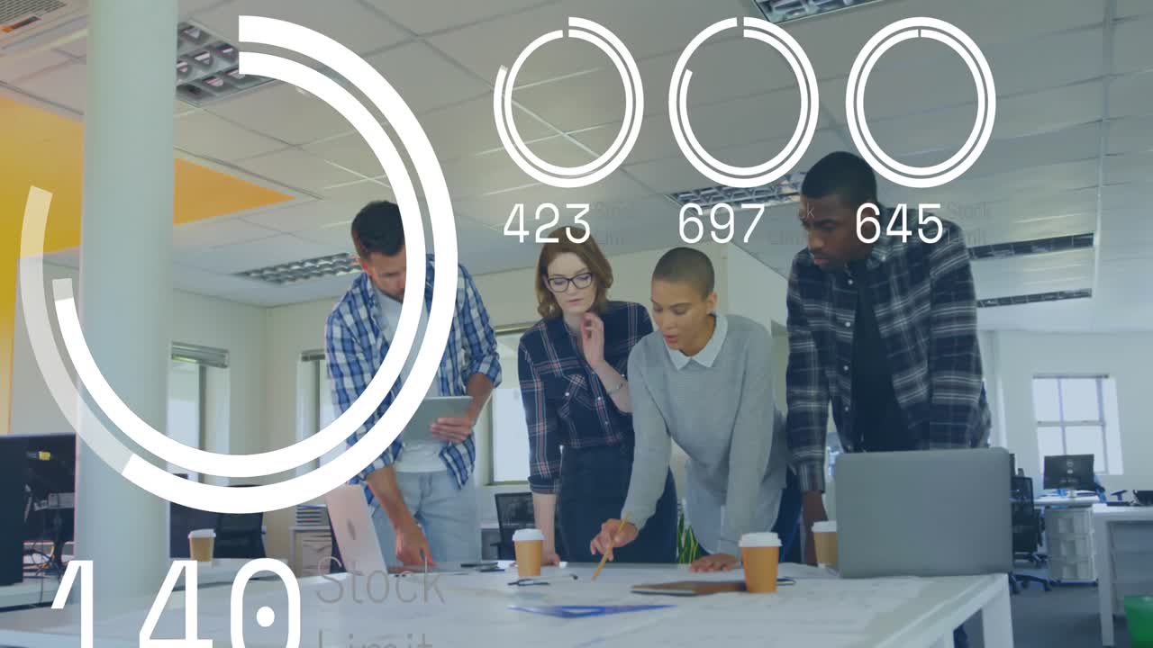 animación de números cambiantes y círculos de carga, diversos compañeros de trabajo discutiendo informes