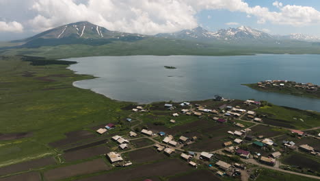 tranquilo pueblo de moliti, el lago tabatskuri y el cráter shavnabada en el horizonte