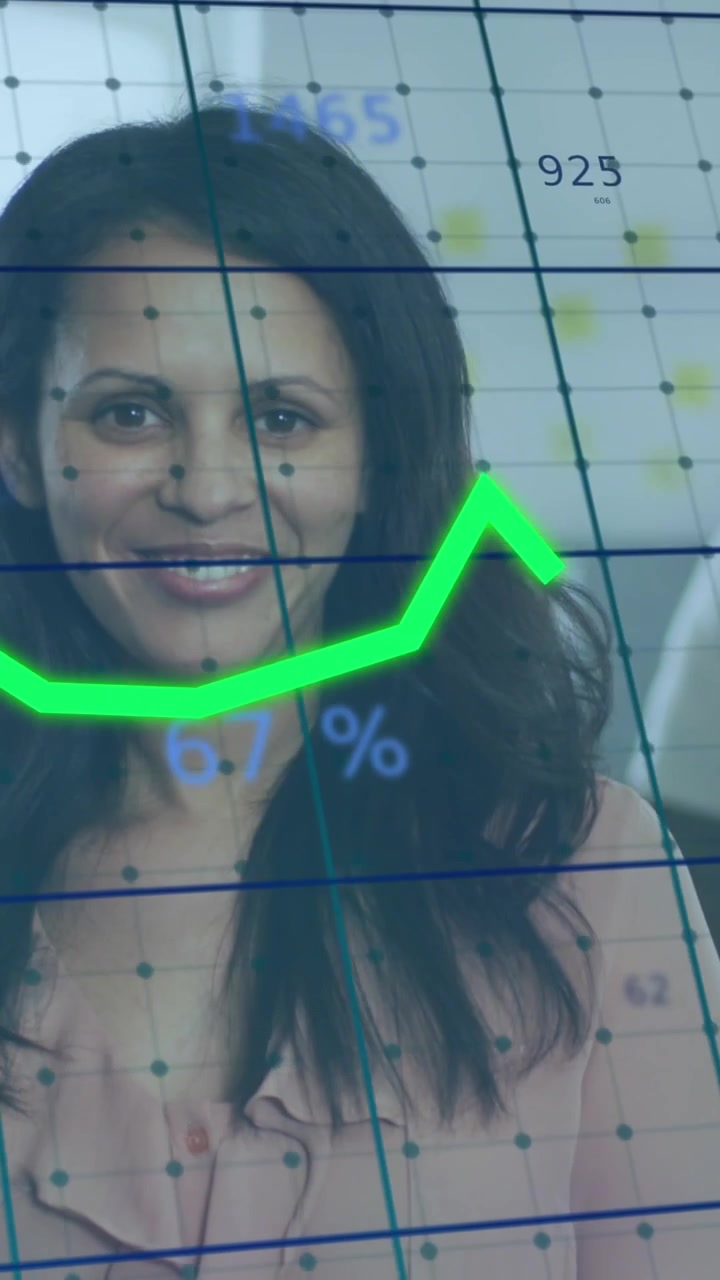Animazione di elaborazione dati statistici su ritratto di donna sorridente in ufficio.