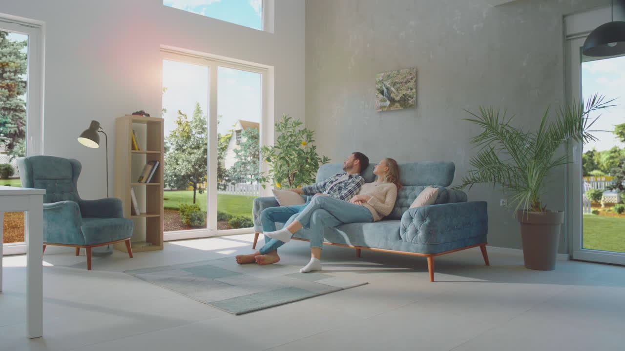 una pareja relajada en un sofá acogedor.