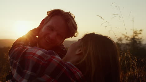 Pareja-Romántica-Tumbada-En-El-Césped-Durante-La-Puesta-De-Sol