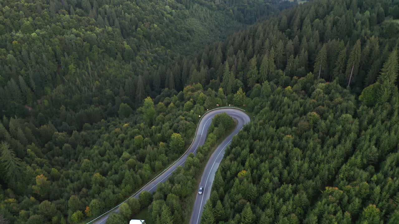 inclinación aérea hacia abajo sobre la horquilla de carretera de montaña girar sobre nyerges teto, rumania