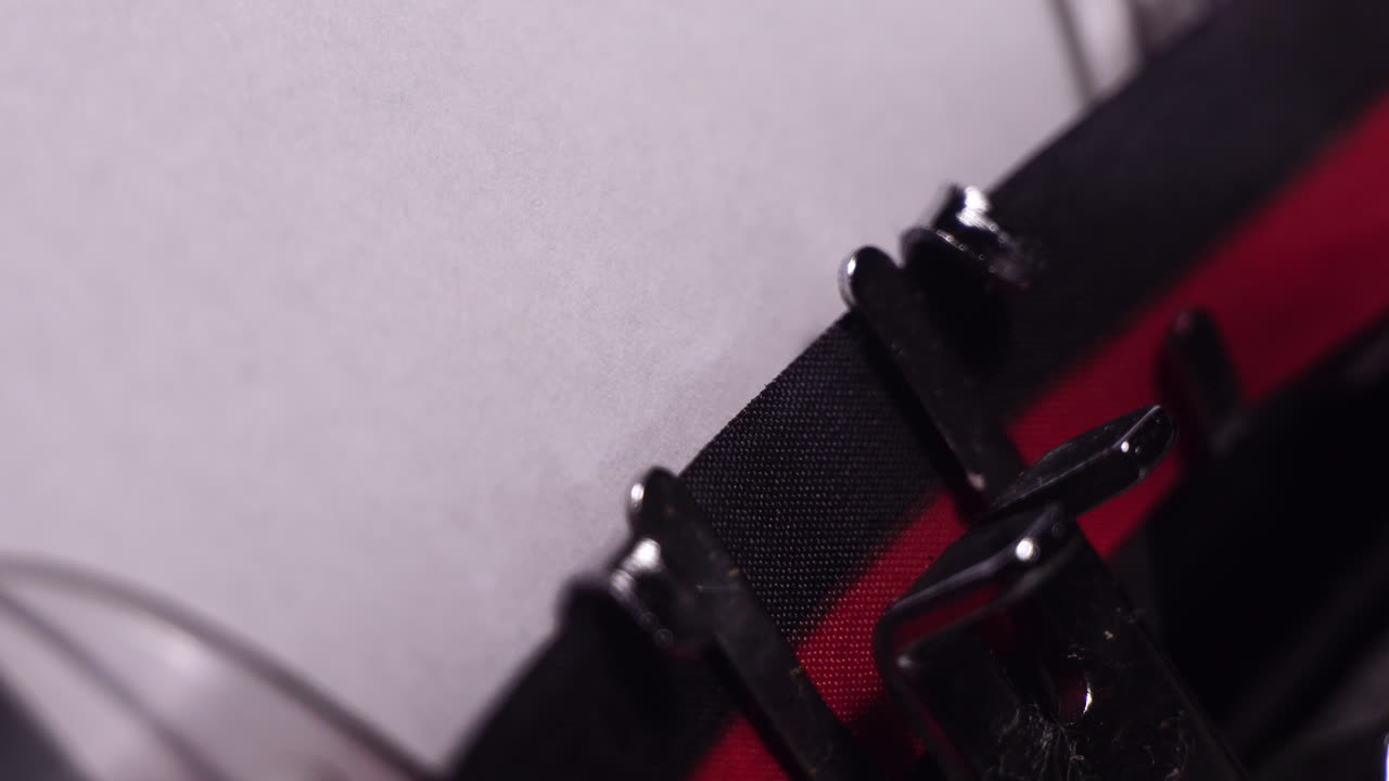 에피소드 9: 빈티지 타자기에서  종이에 타이핑, 시나리오 작성, 클로즈업