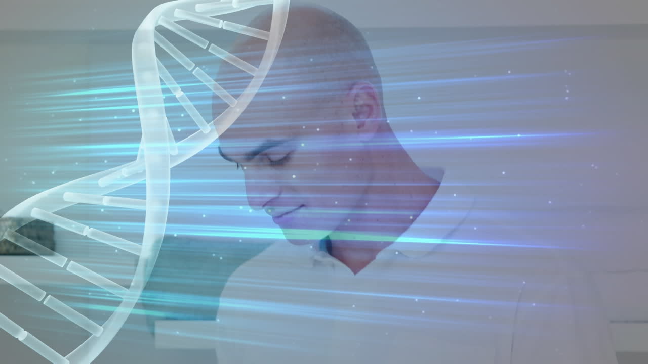 animación de una hélice de adn giratoria con un haz de luz sobre un hombre de negocios calvo y sonriente usando una computadora digital