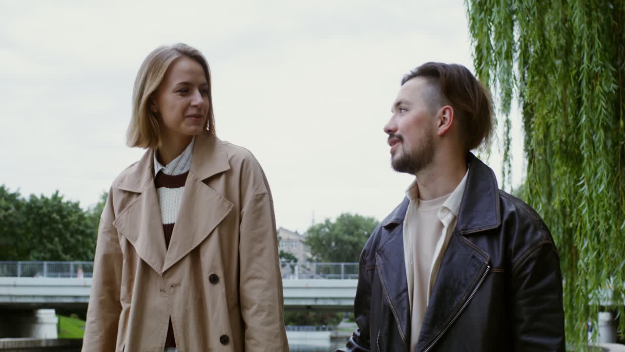 밖에서 대화하는 커플