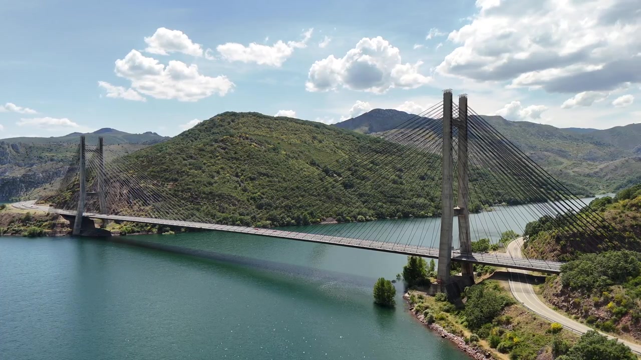 Toma aérea amplia del puente atirantado cruzando el embalse de Caldas de Luna