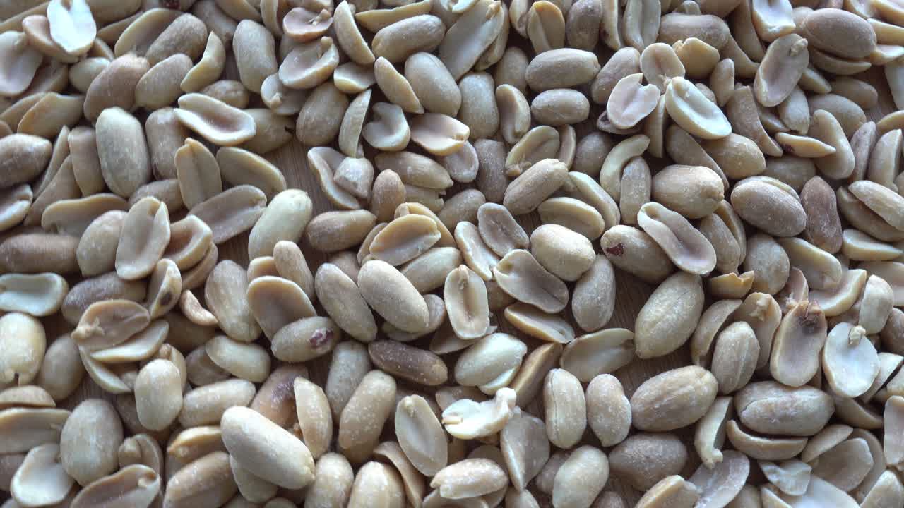 소금 긴 땅콩 위쪽 뷰. 맥주에 간식