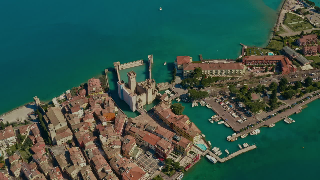 이탈리아 가르다 호수 시르미오네 성 상공 드론 촬영