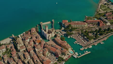 Drohnenschuss-über-Schloss-Sirmione,-Gardasee,-Italien