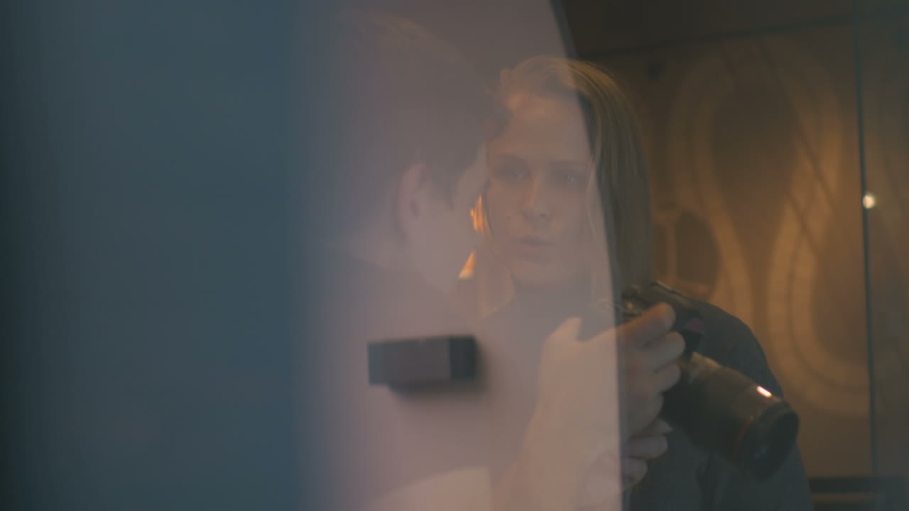 fotógrafo y modelo viendo fotos