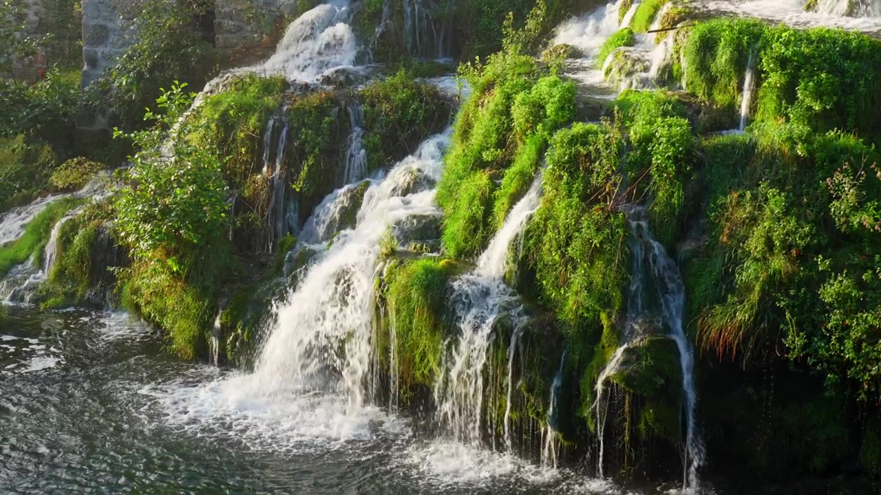 Ripresa al rallentatore della cascata del fiume che scorre nel villaggio di Rastoke