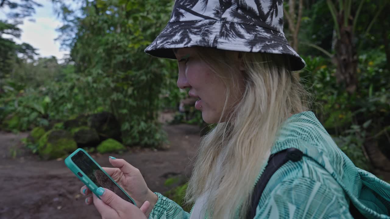 influencer asiática tomando fotos de su entorno con asombro