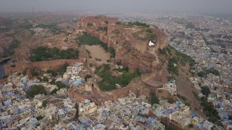 Fuerte-Histórico-De-Mehrangarh-En-Lo-Alto-De-La-Ciudad-Azul,-Jodhpur,-India