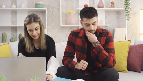 una joven reconfortando a su novio y tratando de hacerlo feliz.