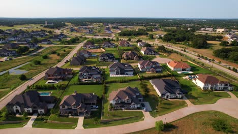 Vista-Aérea-Del-Lago-De-La-Ciudad-Por-Toll-Brothers-En-Flowermound-Texas