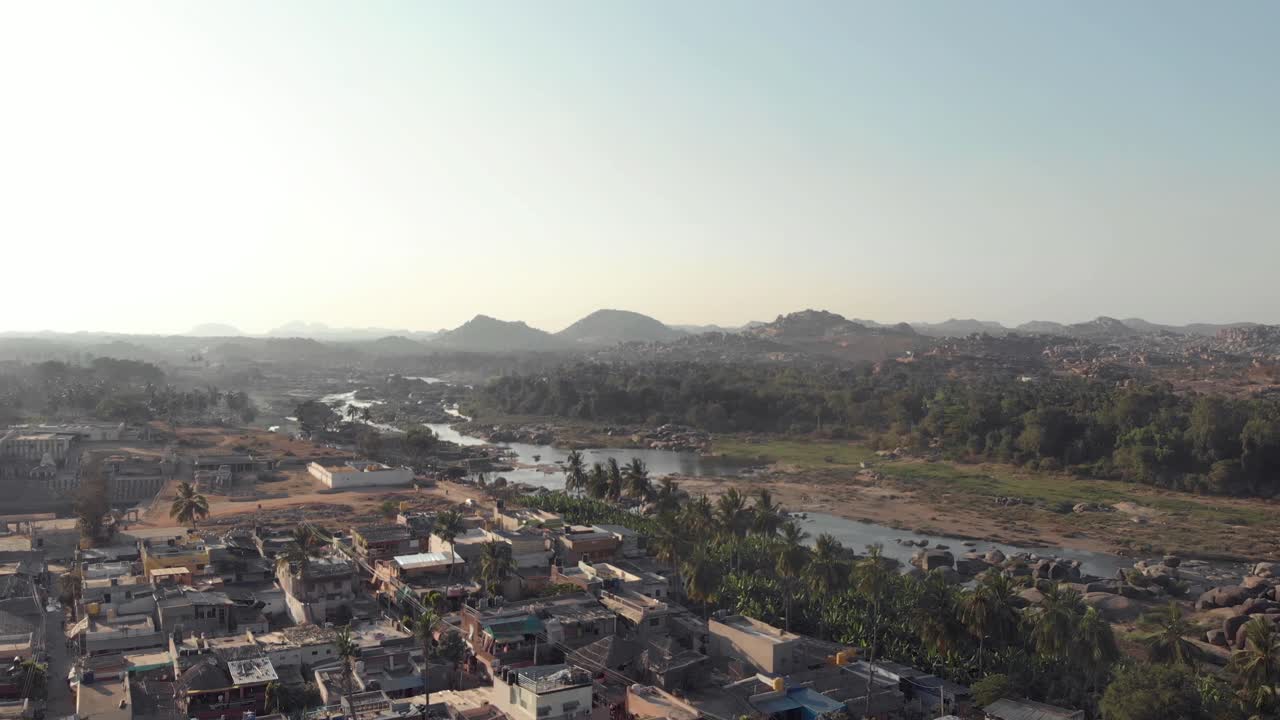 vista aérea de las casas y el paisaje de hampi, karnataka, india