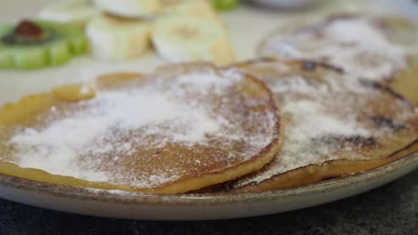 primer plano de panqueques con azúcar en polvo