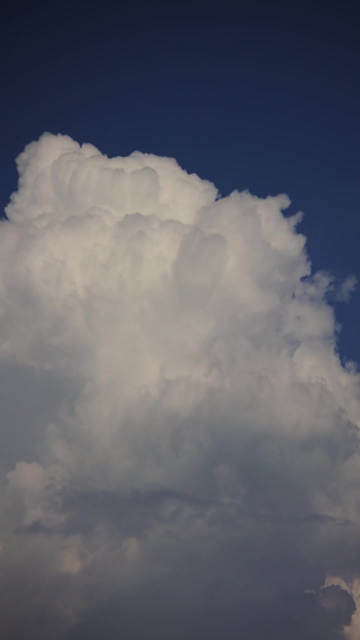 Timelapse Perkembangan Badai Petir: Pembentukan Awan Kumulonimbus yang Kuat