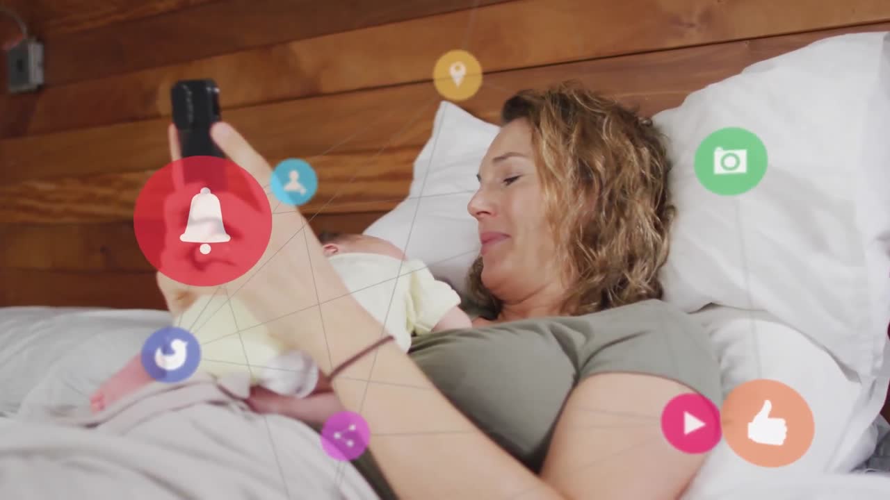 animación de una red de conexiones con iconos de las redes sociales sobre una mujer caucásica que usa un teléfono inteligente