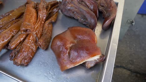 Asiatisches-Gewürztes-Schweinefleisch,-Gekocht-In-Sojasauce,-Dunkles-Essen-Auf-Dem-Thailändischen-Streetfood-Markt-Zum-Verkauf