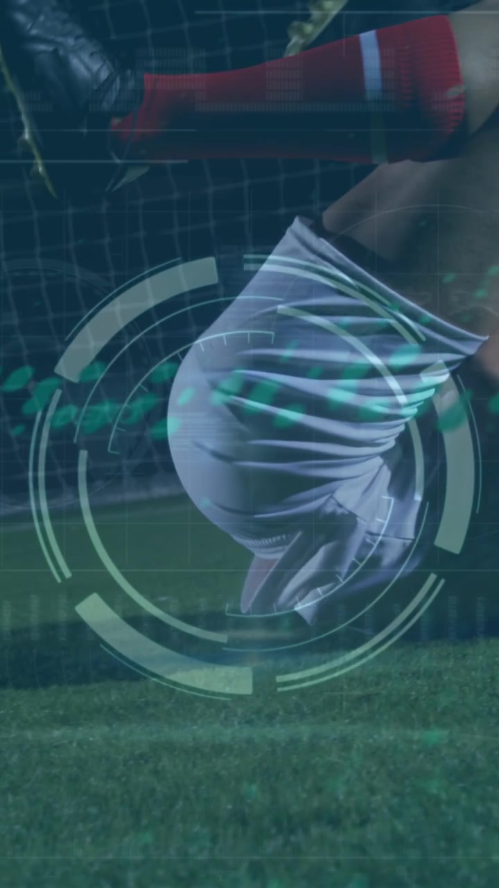 Animazione di analisi e elaborazione dati su diversi calciatori maschi che si allenano sul campo.