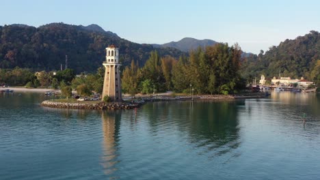 hermoso paisaje del faro del muelle perdana adecuado en un promontorio, el sobrevuelo de drones revela el puerto deportivo de telaga con veleros y yates atracados en la isla langkawi, kedah, archipiélago de malasia