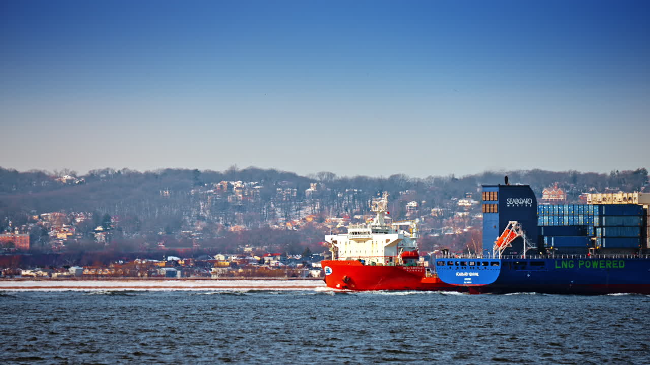 Nueva York, EE. UU., 25 de diciembre de 2025: buque de contenedores de GNL en el puerto de Nueva York. Moderno buque de contenedores propulsado por GNL que navega frente a la costa residencial