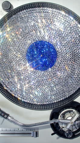 equipo musical cubierto de diamantes vertical