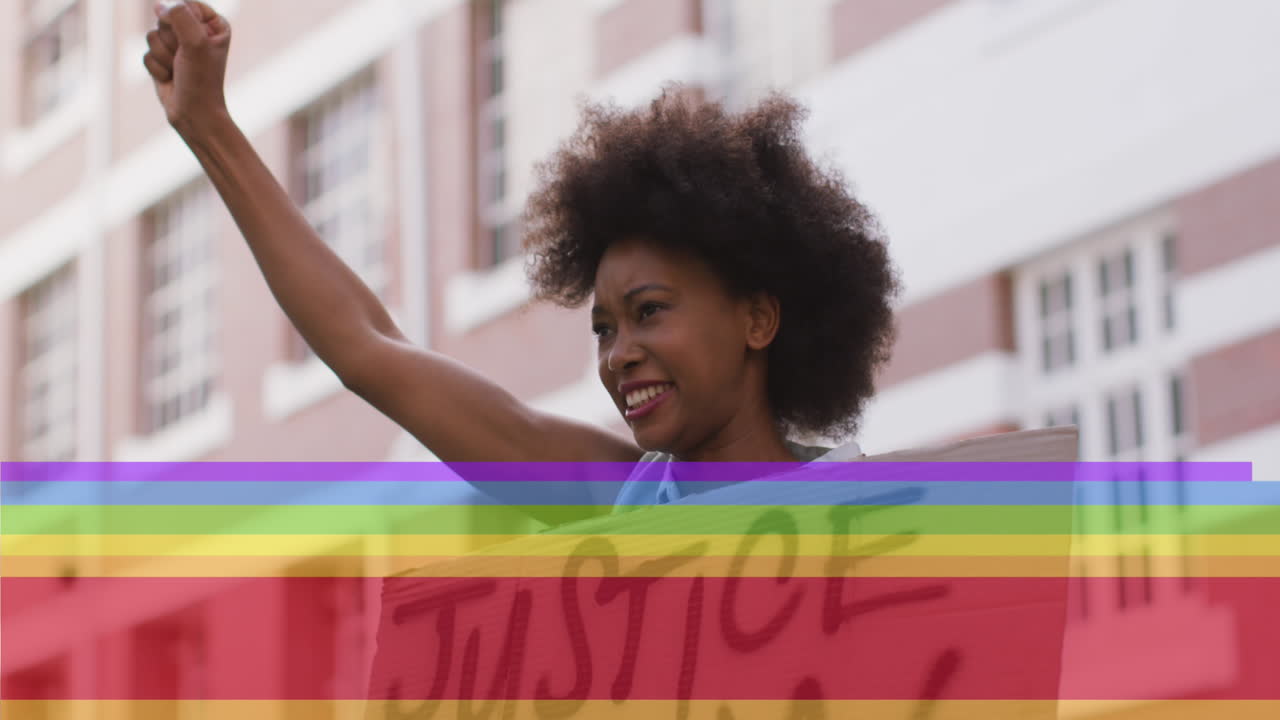 animación de la bandera del arco iris y el orgullo por la mujer manifestante afroamericana con una pancarta