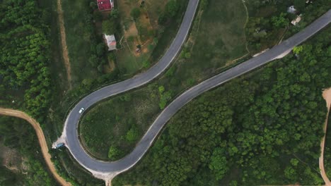 Imágenes-Aéreas-De-Gran-Altitud-De-La-Tortuosa-Carretera-Principal-De-La-Ladera-Y-Su-Entorno