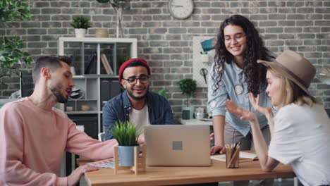 reunión de equipo en una oficina moderna