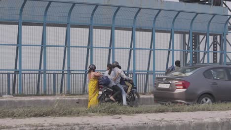 Familia-India-Sentada-En-Una-Bicicleta