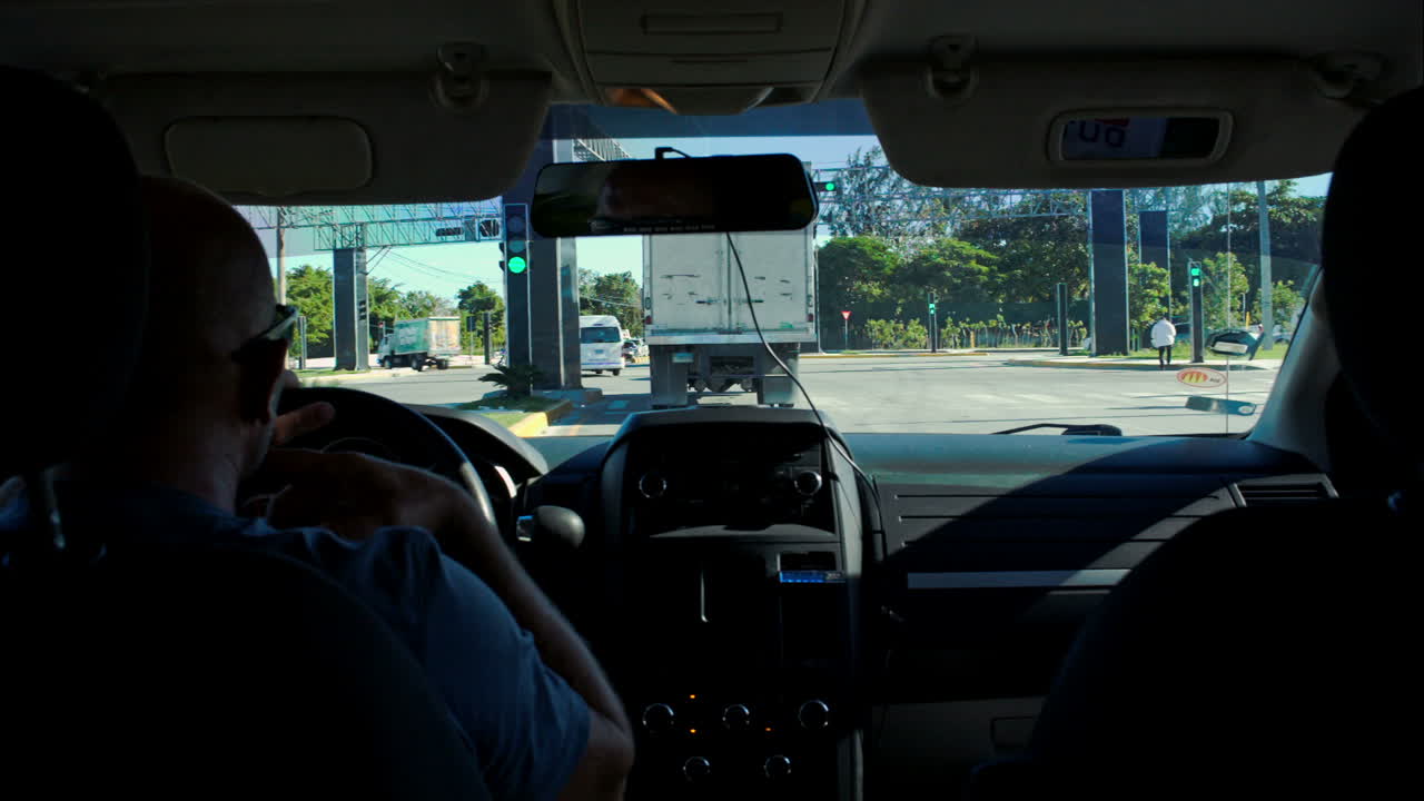 도시 밖 에서 자동차 로 여행 하는 남자