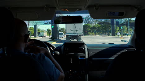 hombre viajando en coche fuera de la ciudad