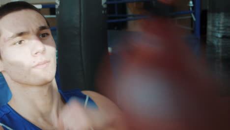 joven boxeador entrenando