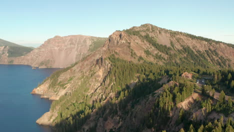 Toma-Aérea-Dando-Vueltas-Sobre-El-Lago-Del-Cráter-De-Rim-Village,-Oregón.