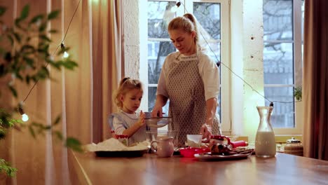 madre e hija horneando juntas