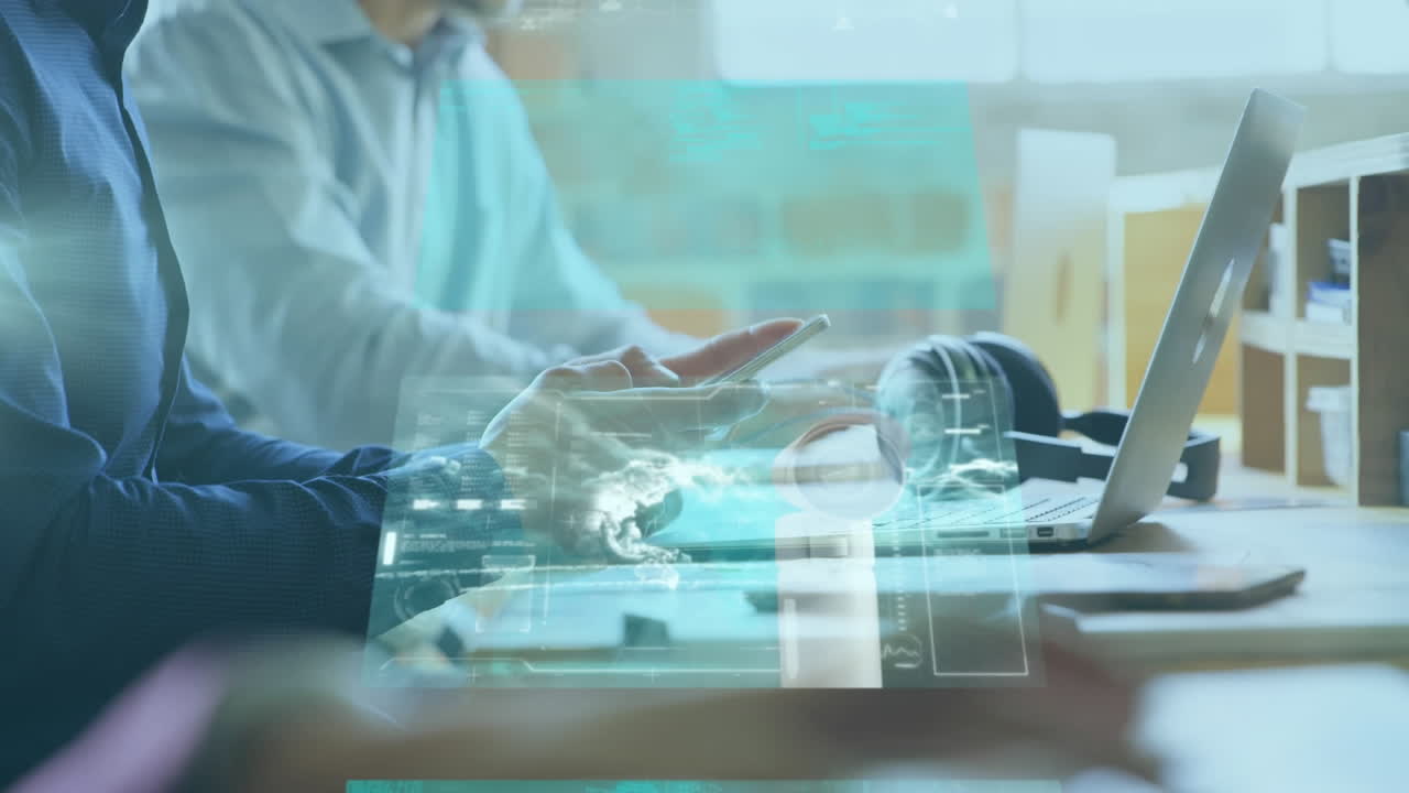 사무실에서 스마트 폰을 사용하는 사업가의 중간 섹션에 대한 데이터 처리 스크린