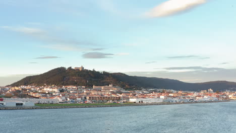 Vista-Al-Paisaje-Urbano-De-Viana-Do-Castelo-Sobre-El-Paseo-Marítimo-Del-Río-Lima---Toma-Aérea-De-Seguimiento-De-Diapositivas-Anchas