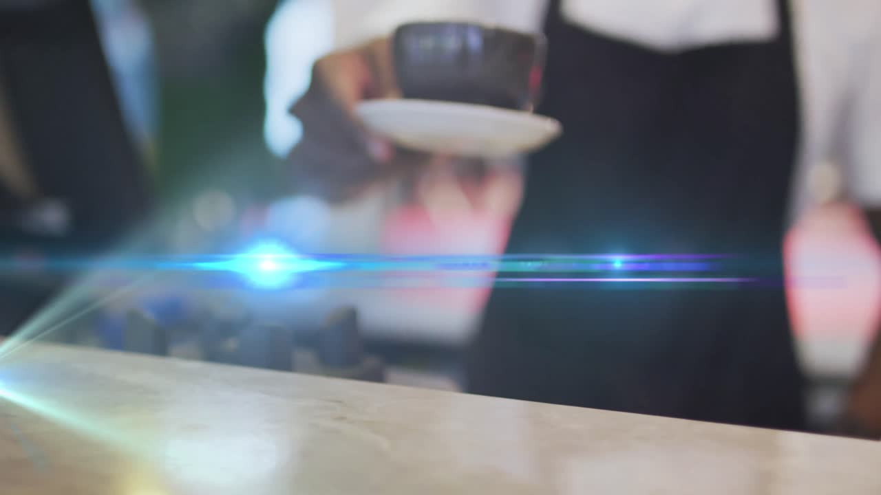 카페에서 커피를 제공하는 아프리카계 미국인 남성 위의 빛 반점의 애니메이션