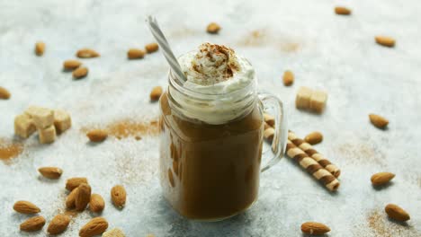 taza de cacao con crema batida y caramelo