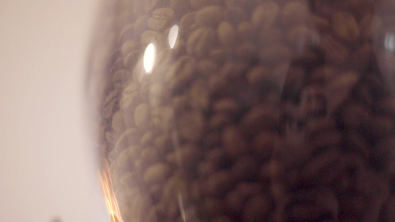 torre llena de granos de café en la cafetería