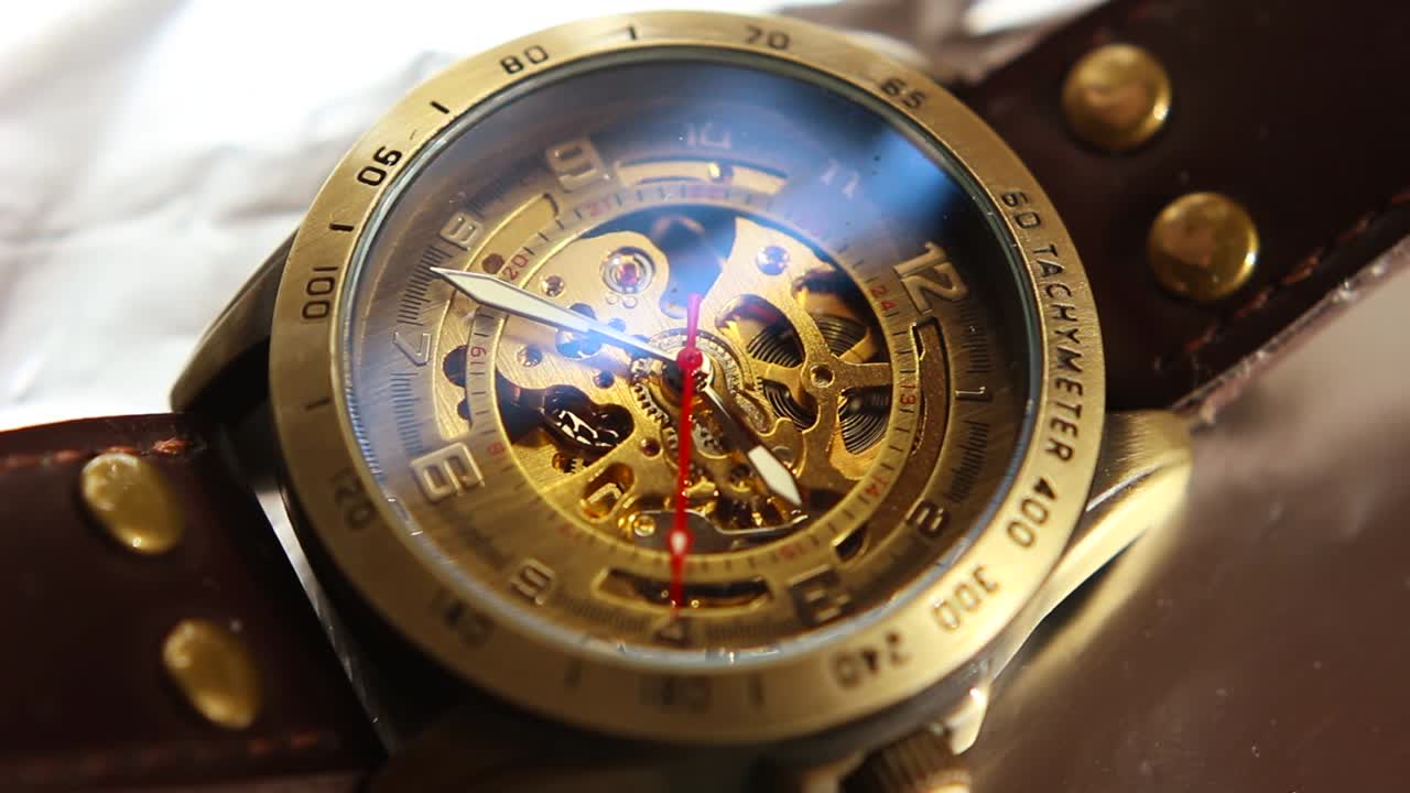 primer plano de un lapso de tiempo de reloj de pulsera steampunk mecánico