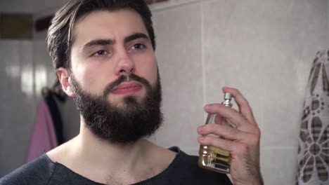 hombre aplicando colonia en el baño