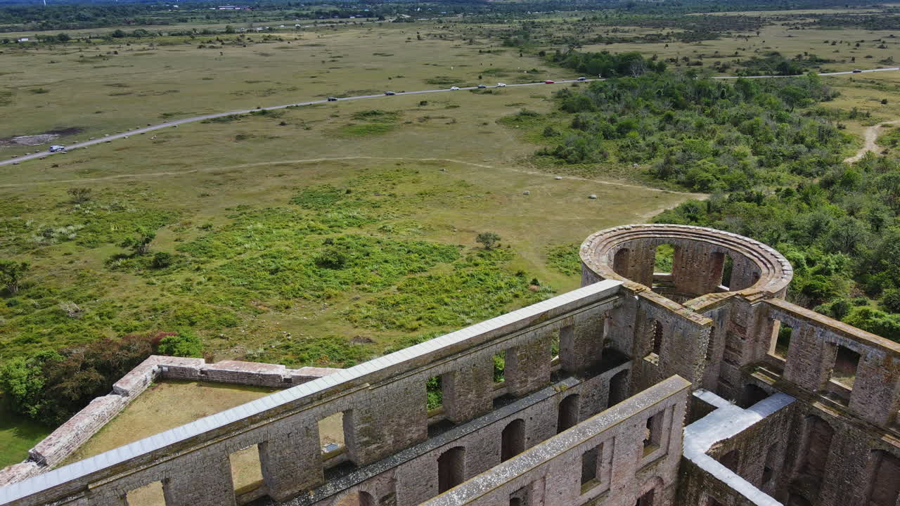 drone volando sobre el histórico castillo de borgholm en el exuberante campo en oland, suecia - aéreo